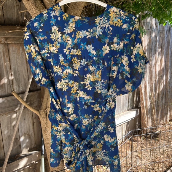 Beautiful Floral Tie Back Blouse by Anne Klein - Picture 8 of 9